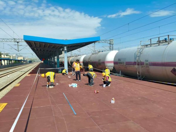 武汉股票配资开户 天路职工给站台披上安全“铠甲”