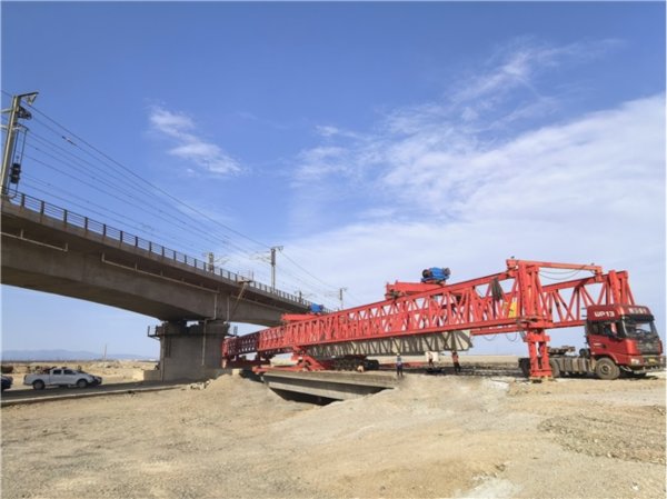 证券炒股配资门户 G30连霍高速下穿兰新高铁1号大桥架设施工完成