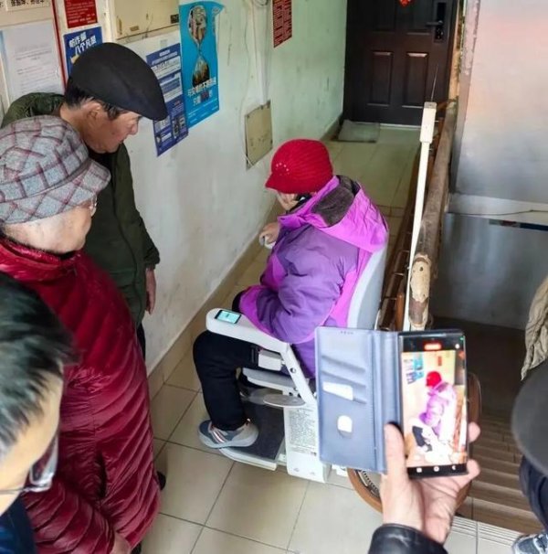 网上股票配资开户 有人赞实用，有人怕堵路，老旧小区能用爬楼器代替外挂电梯吗？